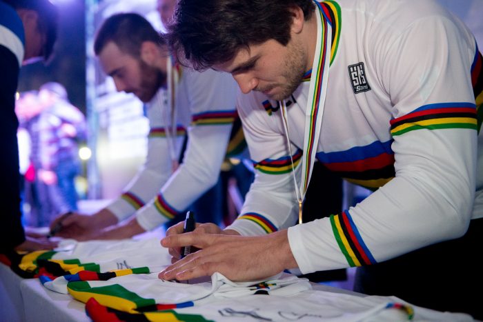 Thomas Pechhacker signing Rainbowjersey